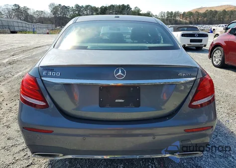 2017 Mercedes-Benz E 300 4Matic z USA, uszkodzony, nr VIN WDDZF4KBXHA030890